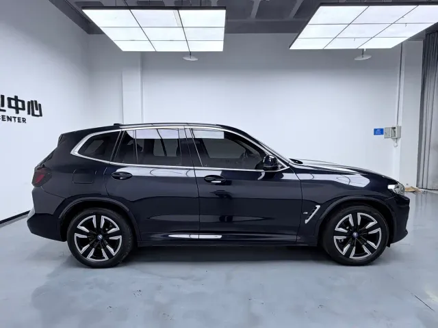 BMW iX3 — Фото автомобиля 8