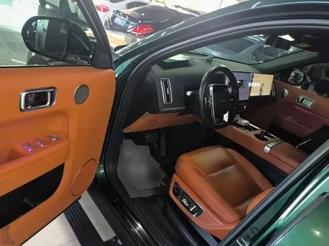 Li Auto L8 — Фото автомобиля 11