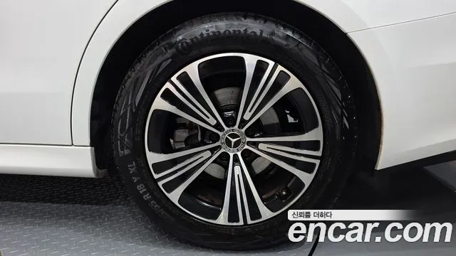 Mercedes-Benz E-Class — Фото автомобиля 21