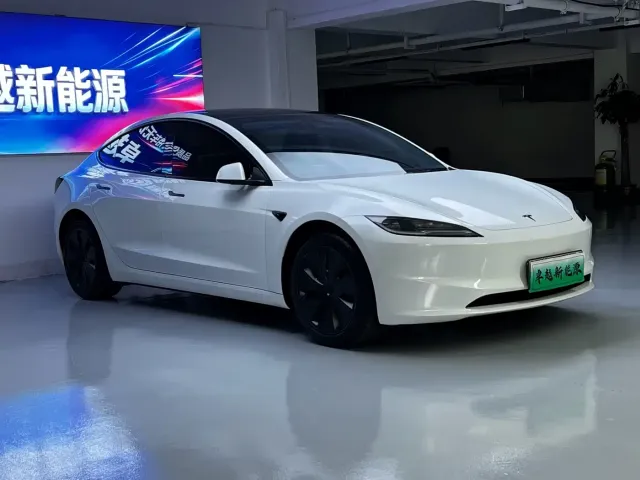 Tesla Model 3 — Фото автомобиля 3