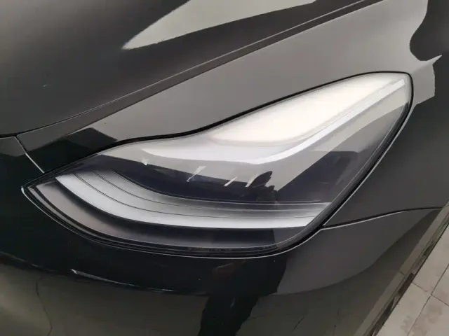 Tesla Model Y — Фото автомобиля 7