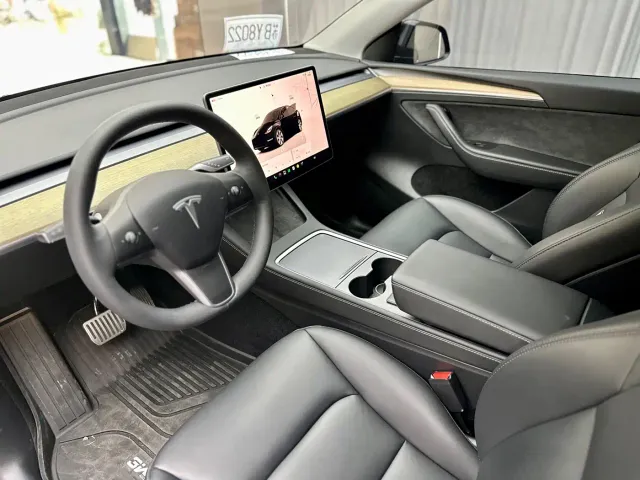 Tesla Model Y — Фото автомобиля 4