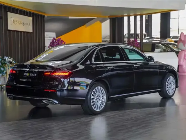 Mercedes-Benz E-Class — Фото автомобиля 4
