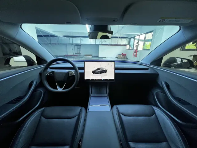 Tesla Model 3 — Фото автомобиля 6