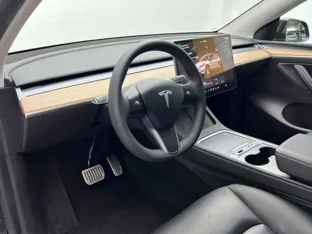 Tesla Model Y — Фото автомобиля 13