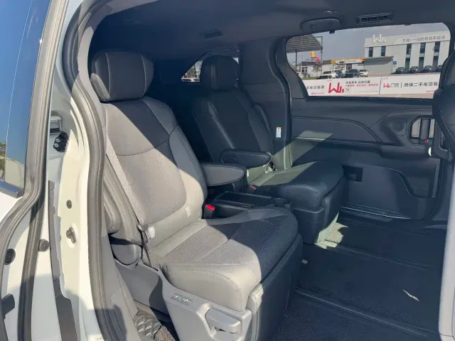 Toyota Sienna — Фото автомобиля 8