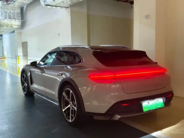Porsche Taycan — Фото автомобиля 12