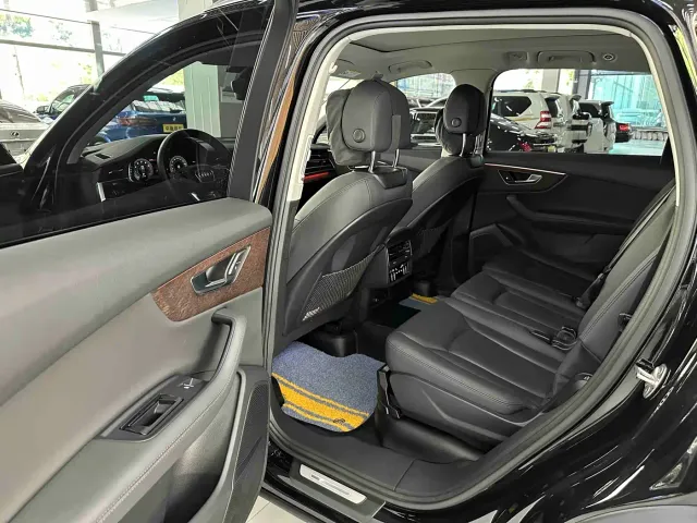 Audi Q7 — Фото автомобиля 10