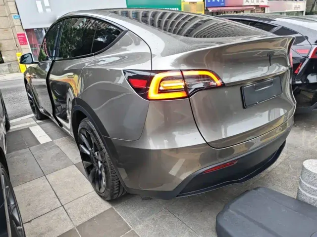 Tesla Model Y — Фото автомобиля 4
