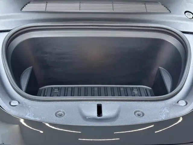 Tesla Model Y — Фото автомобиля 10