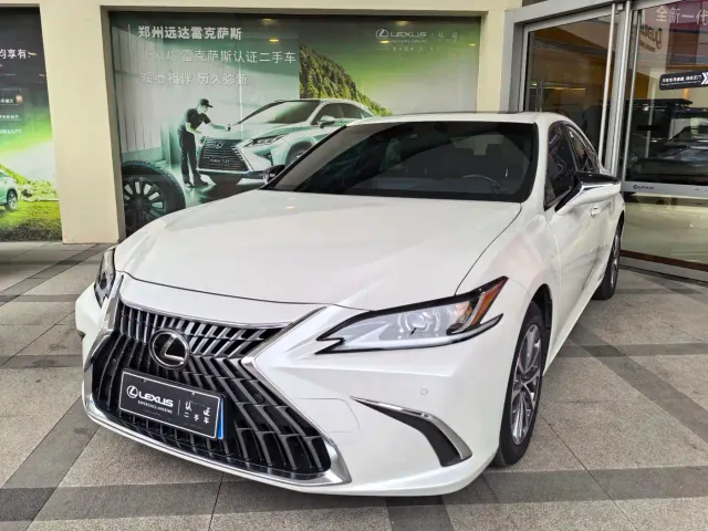 Фотография автомобиля — Lexus ES