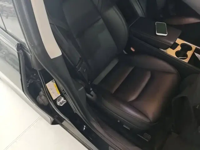 Tesla Model 3 — Фото автомобиля 24