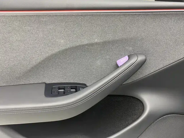 Tesla Model 3 — Фото автомобиля 24