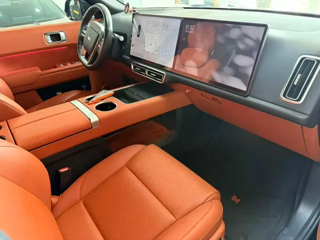 Li Auto L8 — Фото автомобиля 9