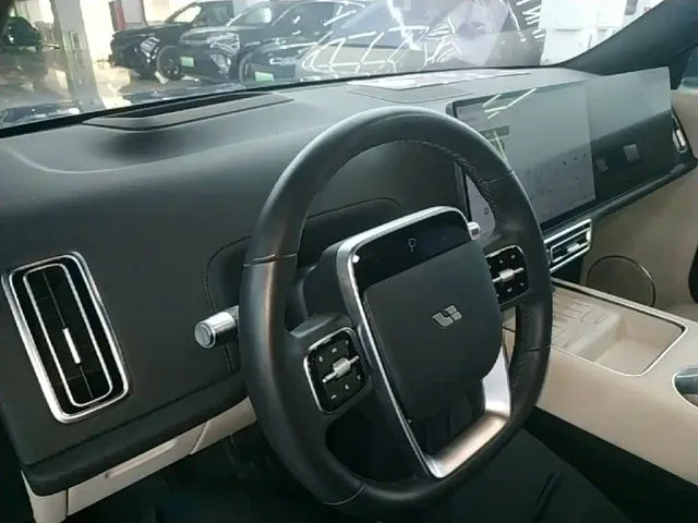 Li Auto L7 — Фото автомобиля 9