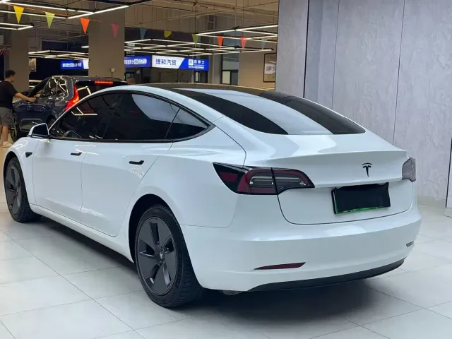 Tesla Model 3 — Фото автомобиля 5