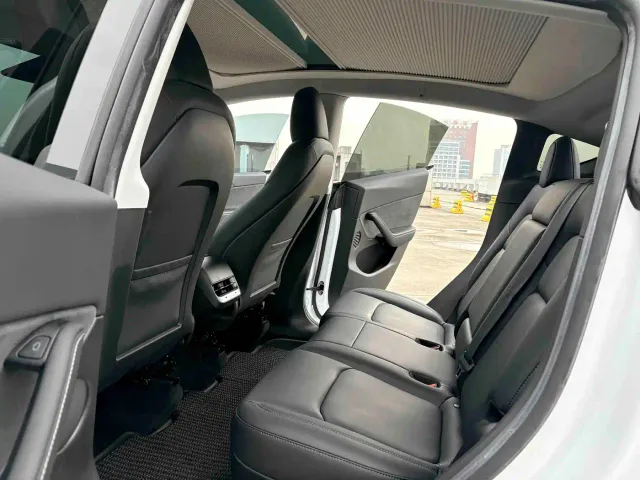 Tesla Model Y — Фото автомобиля 12