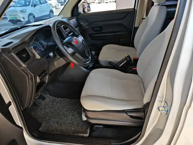 Wuling Hongguang V — Фото автомобиля 14