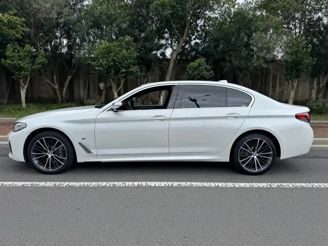 BMW 5 Series — Фото автомобиля 3
