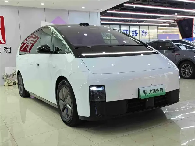 Li Auto MEGA — Фото автомобиля 3