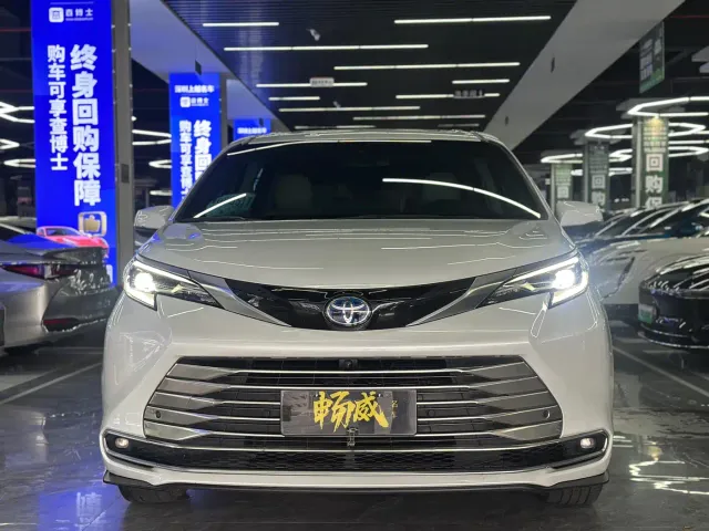 Toyota Sienna — Фото автомобиля 2