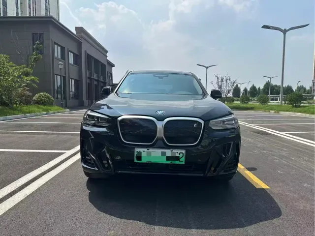 BMW iX3 — Фото автомобиля 2