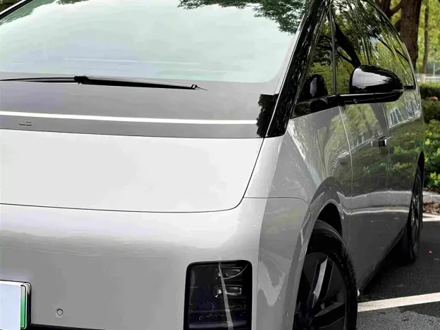 Li Auto MEGA — Фото автомобиля 3