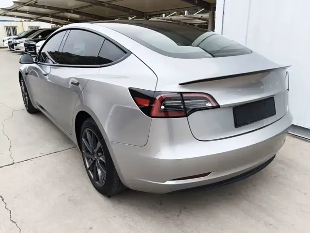 Tesla Model 3 — Фото автомобиля 4