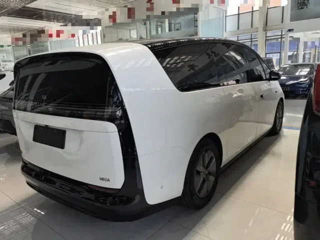 Li Auto MEGA — Фото автомобиля 6