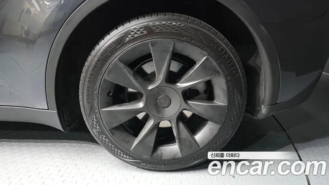 Tesla Model Y — Фото автомобиля 5
