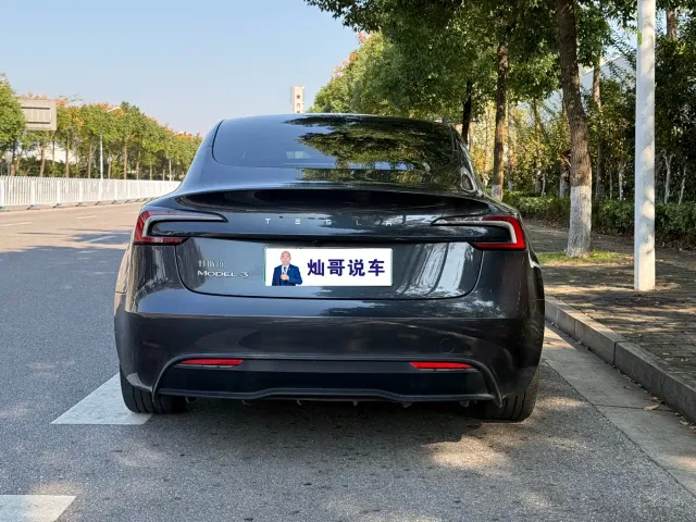 Tesla Model 3 — Фото автомобиля 11
