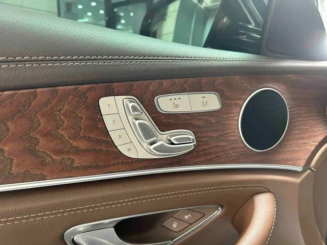 Mercedes-Benz E-Class — Фото автомобиля 6