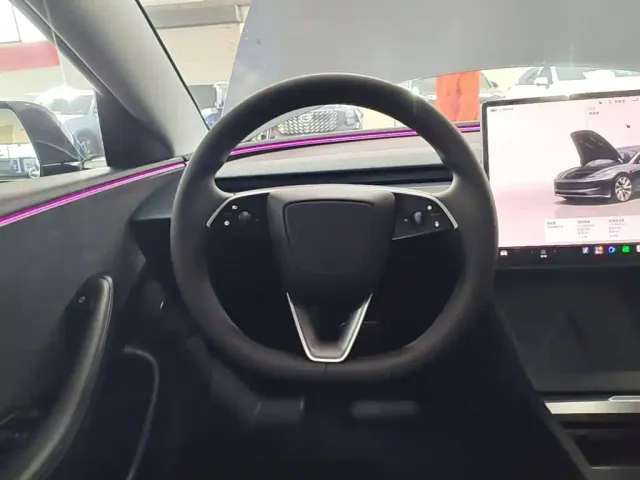 Tesla Model 3 — Фото автомобиля 10