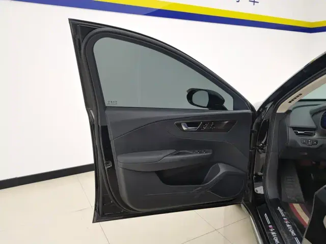 Hongqi Hongqi E-QM5 2024 Model 450km Travel Edition — Фото автомобиля 7