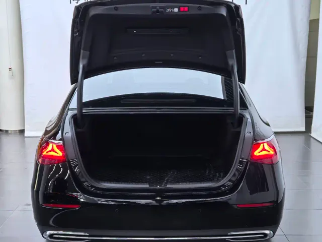 Mercedes-Benz E-Class — Фото автомобиля 16