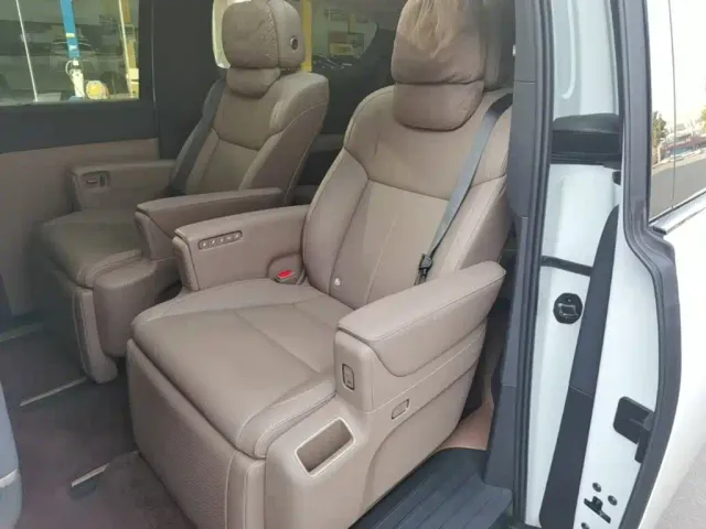 Li Auto MEGA — Фото автомобиля 16
