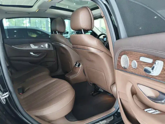 Mercedes-Benz E-Class — Фото автомобиля 16