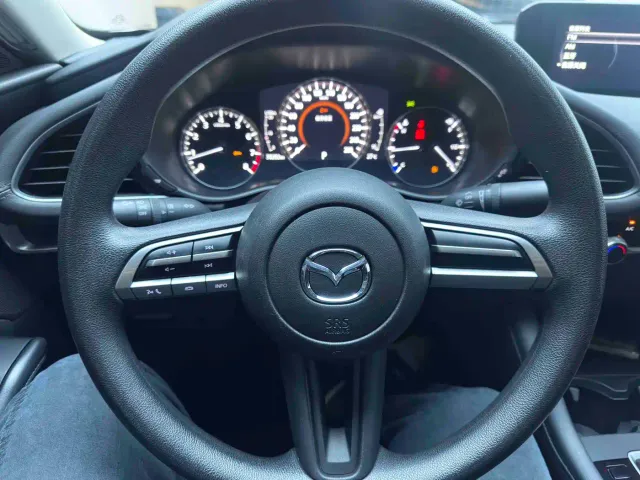 Mazda Axela — Фото автомобиля 11