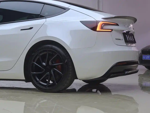 Tesla Model 3 — Фото автомобиля 7