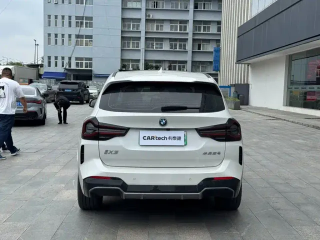 BMW iX3 — Фото автомобиля 5