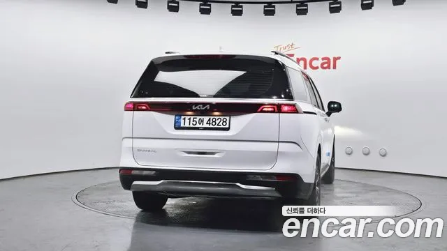 Kia Canival — Фото автомобиля 4