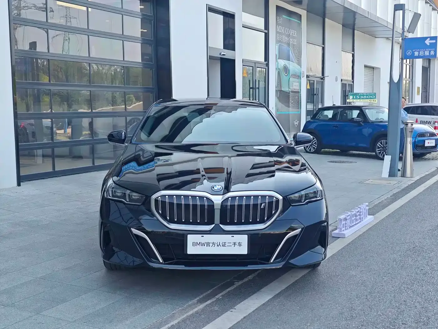 BMW BMW i5 2024 eDrive 35L Premium Model M Sport Package — Фото автомобиля 2