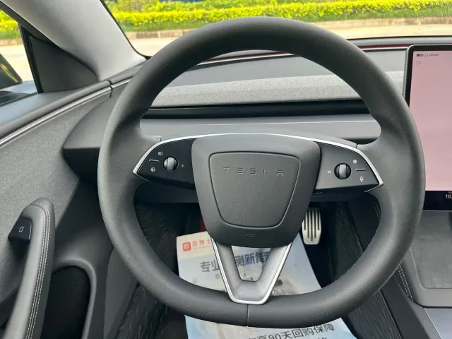 Tesla Model 3 — Фото автомобиля 16