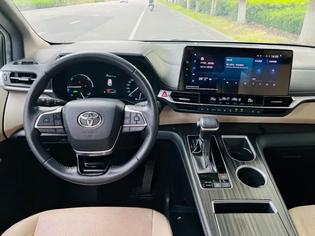 Toyota Sienna — Фото автомобиля 12