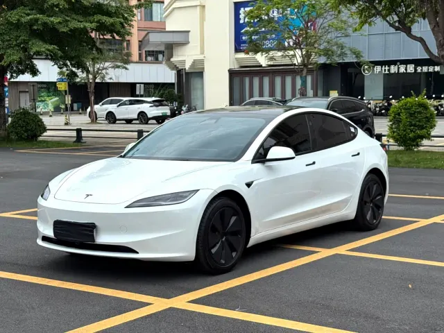 Tesla Model 3 — Фото автомобиля 2