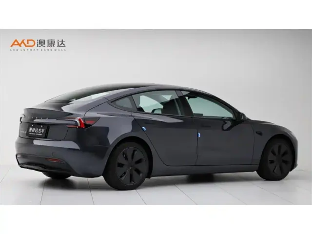 Tesla Model 3 — Фото автомобиля 3