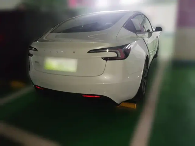 Tesla Model 3 — Фото автомобиля 4