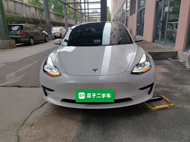 Tesla Model 3 — Фото автомобиля 2