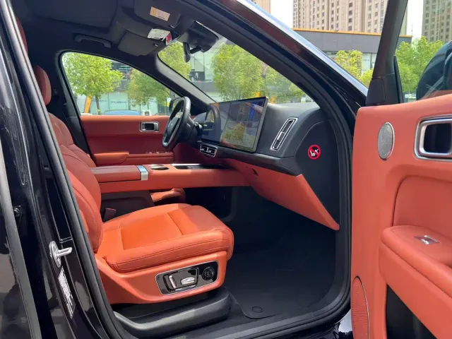 Li Auto L8 — Фото автомобиля 4