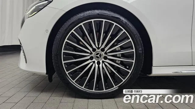 Mercedes-Benz E-Class — Фото автомобиля 5